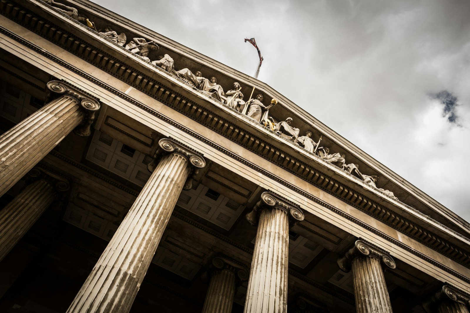 Façade à colonnes d’un palais de justice
